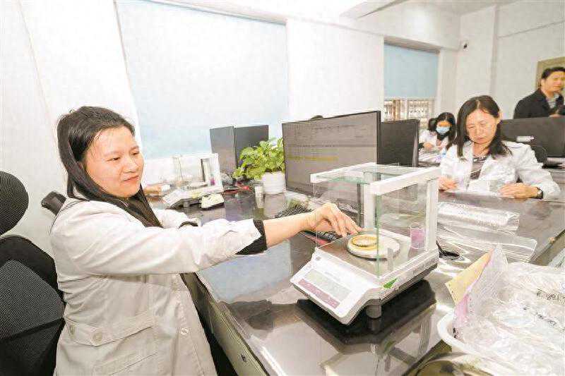 花几块钱就能给黄金珠宝“验明正身”